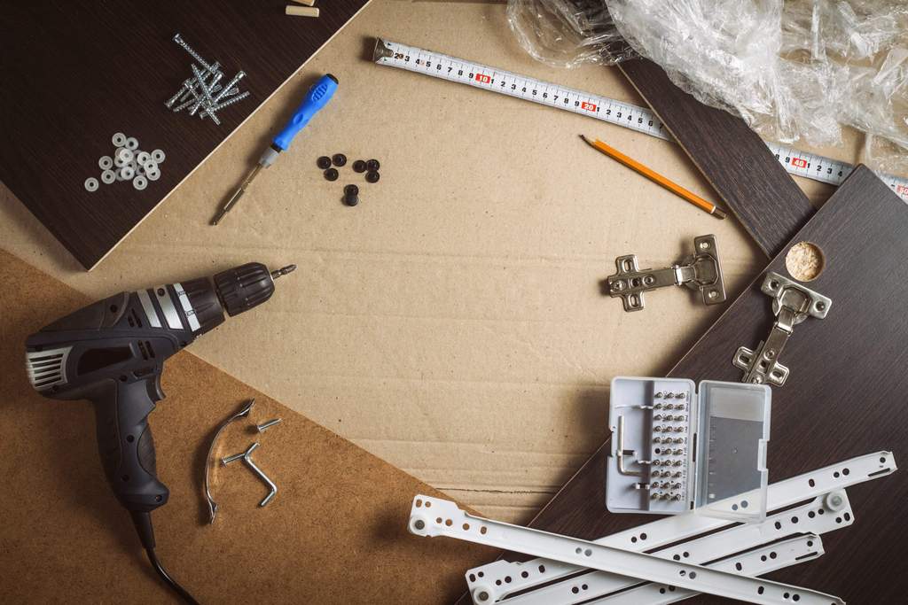 Come installare le cerniere dei mobili?