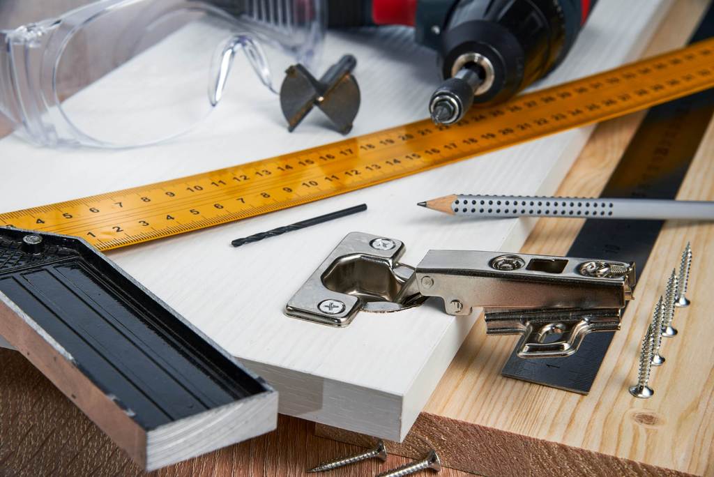 Come regolare le cerniere dei mobili?