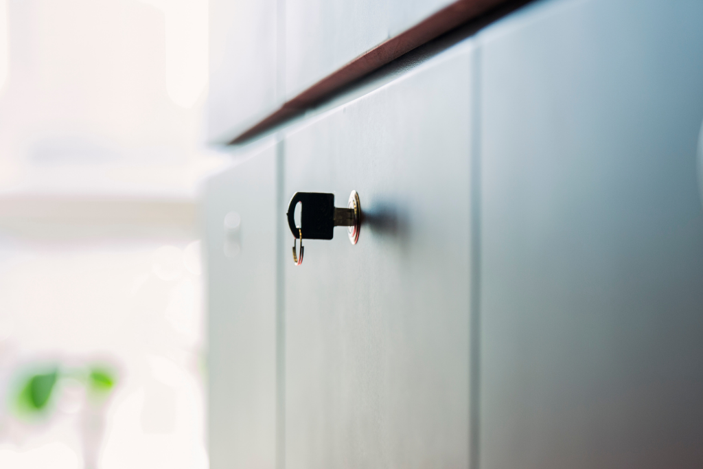 Come si monta una serratura per mobili su un armadio?