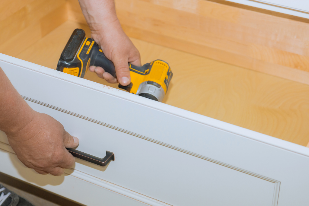 Come installare le maniglie dei mobili?